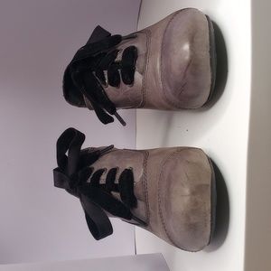 Born gray leather, low heel shoes, size 7